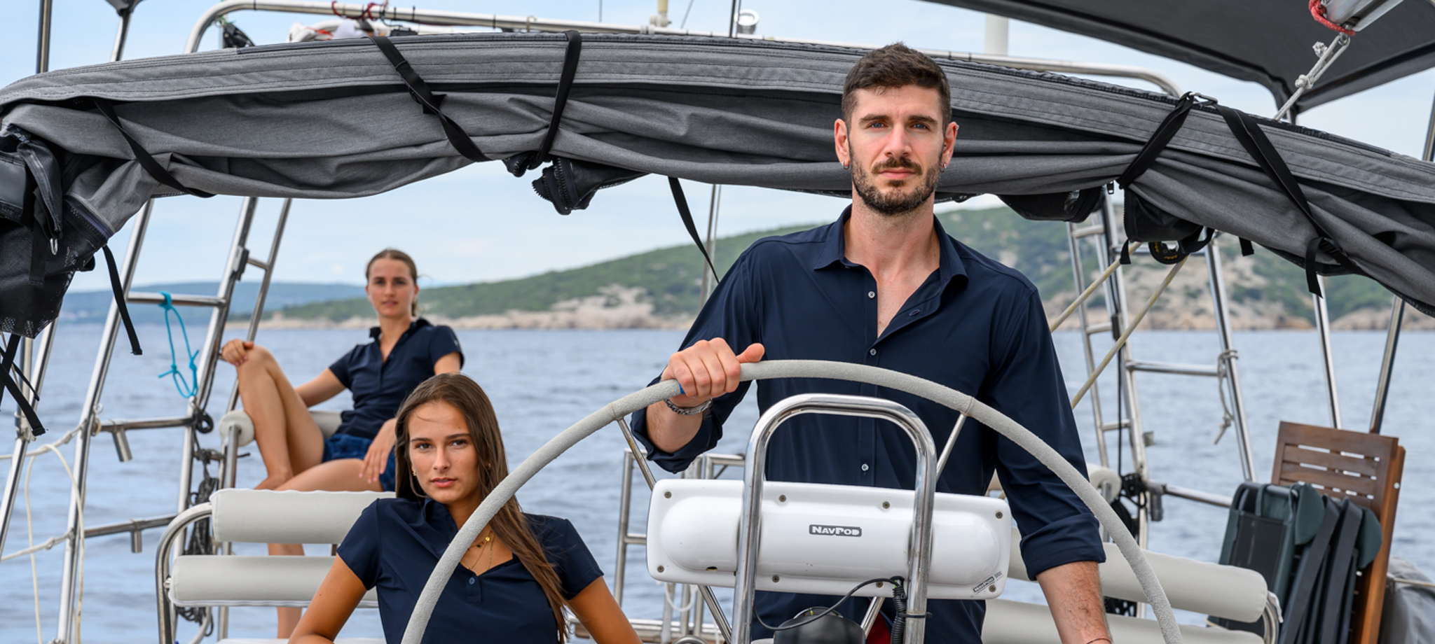 WAVE Immagine iniziale che mostra uomo e donna con sciarpe