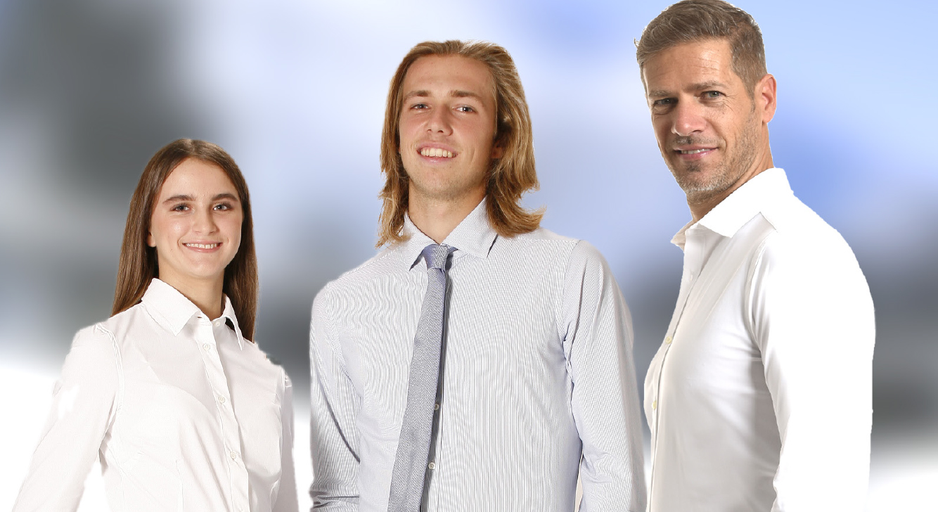 Immagine di una famiglia che indossano  camicie no stiro WAVE Futura
