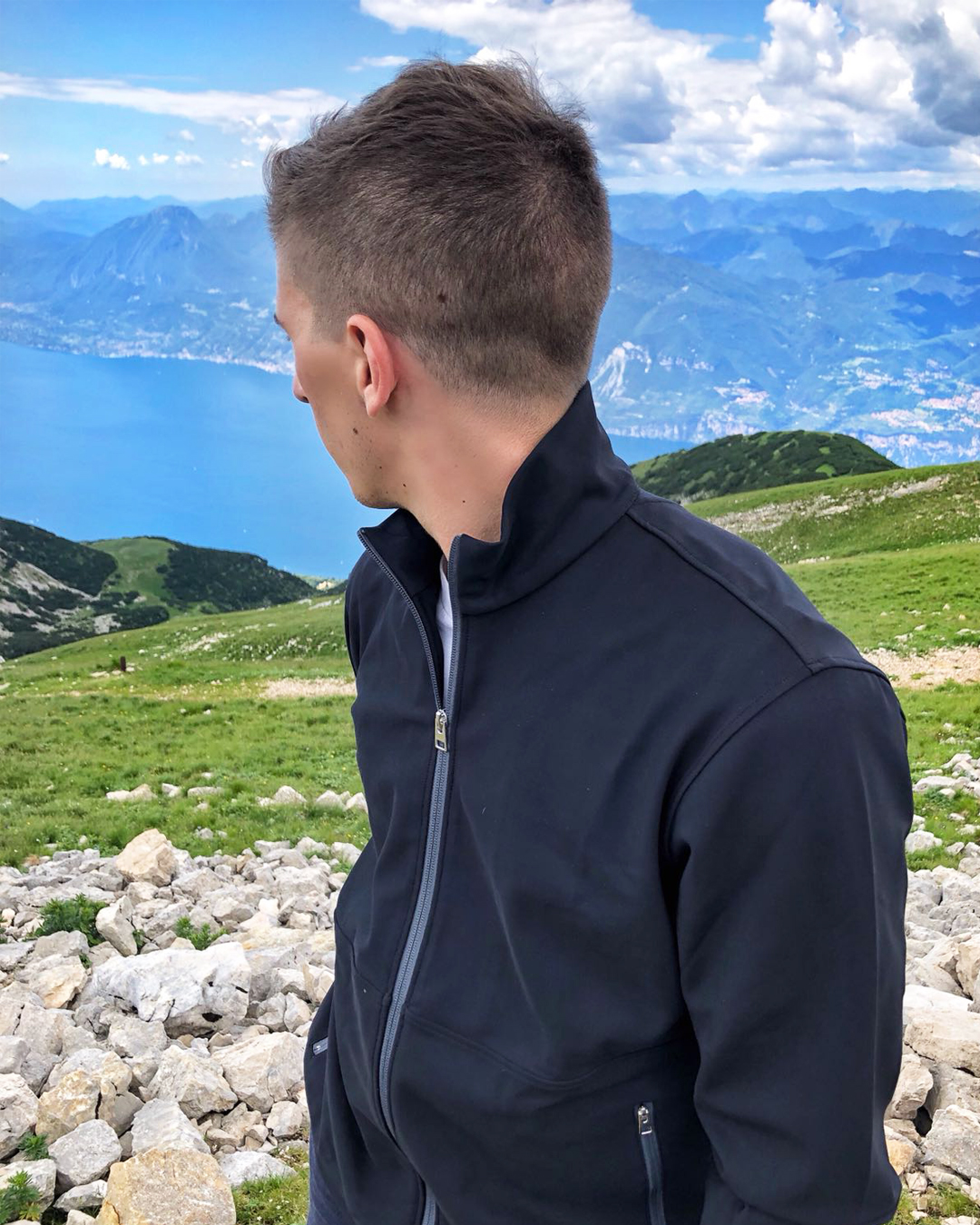 felpa_nera_lago.jpg